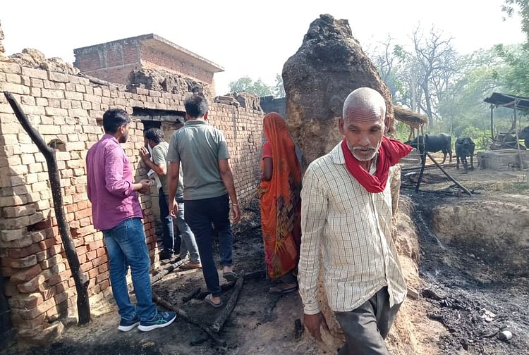 You are currently viewing A Massive Fire Broke Out In Jiganahi Forest, 10 Houses Burnt To Ashes. – Ayodhya News