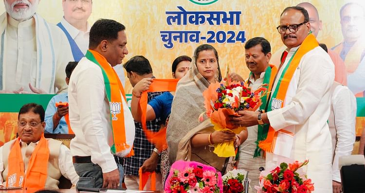 Read more about the article Sp Mla’s Wife And Father Join Bjp With Supporters – Ayodhya News