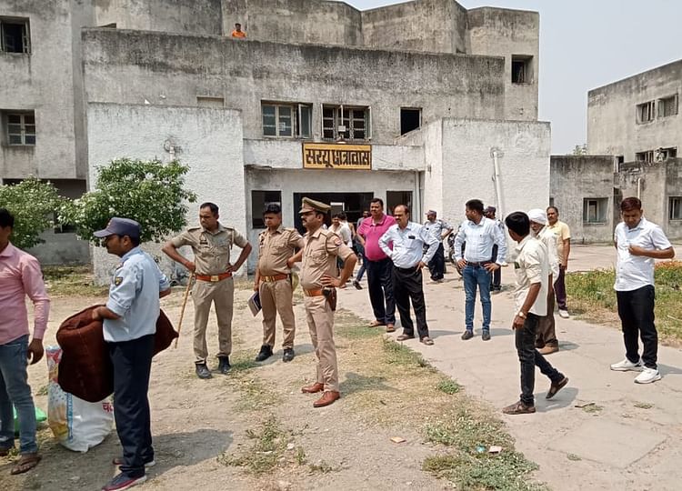 The Relatives Of The Deceased Student Reached The University With The Police. – Ayodhya News