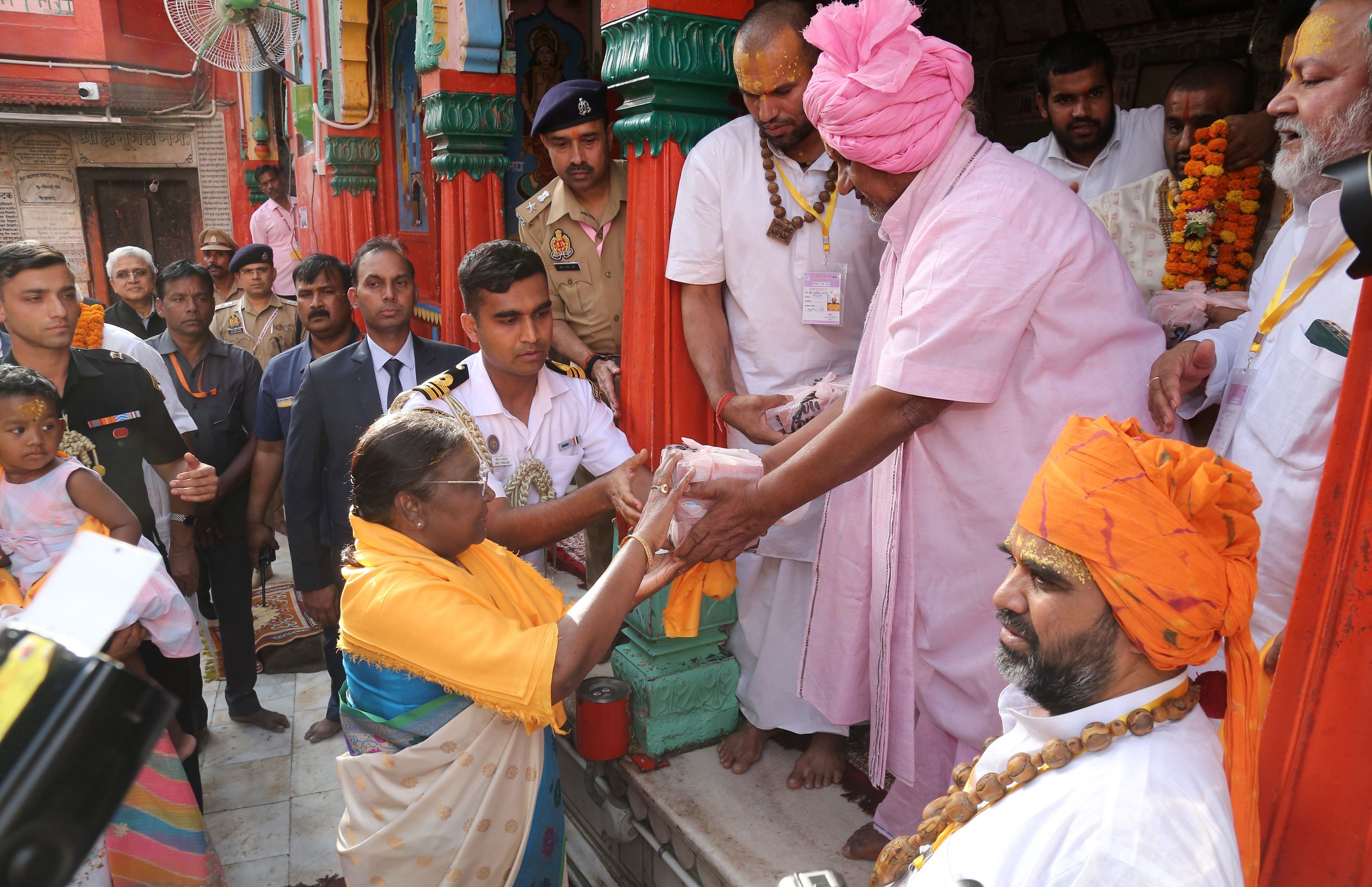 Governor welcoming President Draupadi Murmu. 