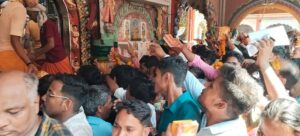 Read more about the article People Come To Offer Prayer To Hanumangarhi In Ayodhya. – Amar Ujala Hindi News Live