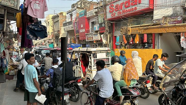 You are currently viewing Pedestrians Faced Traffic Jam All Day Long On Chowk-rikabganj Road – Ayodhya News