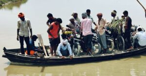 Read more about the article Dangerous Journey On Dilapidated Boats – Ayodhya News