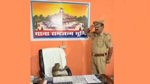 Read more about the article A Police Man Saluted A Monkey In Ayodhya. – Amar Ujala Hindi News Live