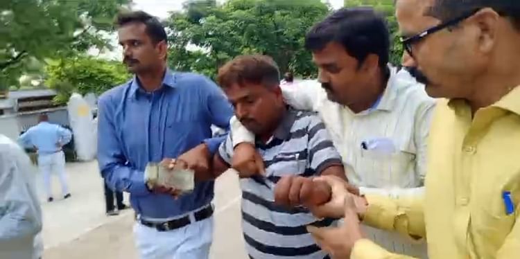 You are currently viewing Ayodhya: Sahayak Lekhakar Arrested While Taking Bribe In Ayodhya. – Amar Ujala Hindi News Live