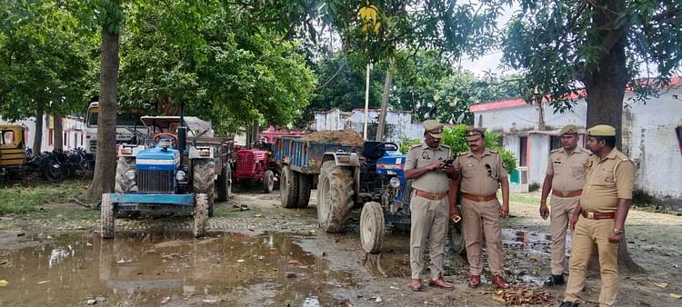 You are currently viewing Illegal Mining Behind Police Chauki In Rudauli In Ayodhya. – Amar Ujala Hindi News Live