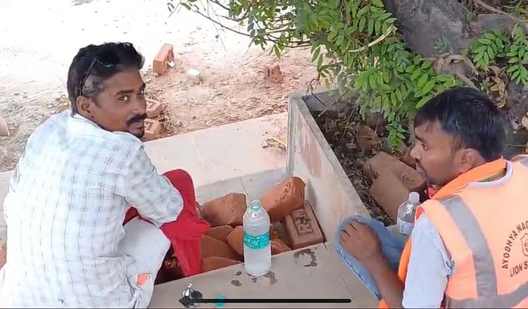 You are currently viewing Ayodhya: Video Of Drinking Alcohol At Ram Ki Pauri Goes Viral, Municipal Commissioner Takes Strict Action, Two – Amar Ujala Hindi News Live