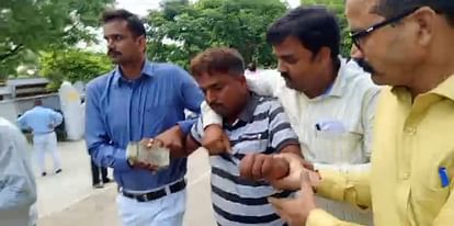 Ayodhya: Sahayak Lekhakar arrested while taking bribe in Ayodhya.