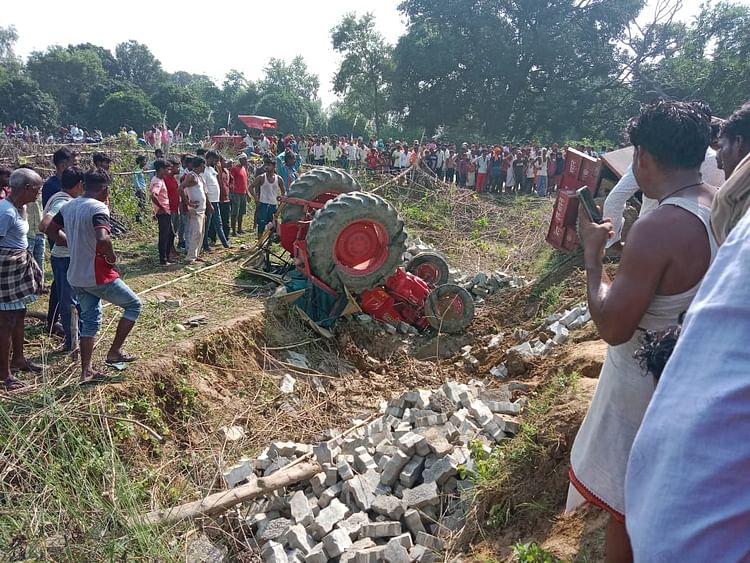 Read more about the article Ayodhya News: Two Killed, Three In Critical Condition As Trolley Overturns – Amar Ujala Hindi News Live