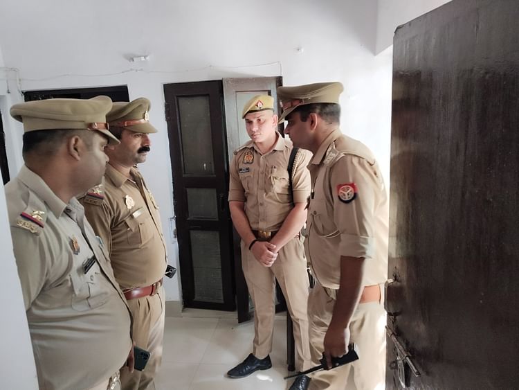 You are currently viewing Adm Law And Order Surjeet Singh Found Dead In His Room In Ayodhya. – Amar Ujala Hindi News Live