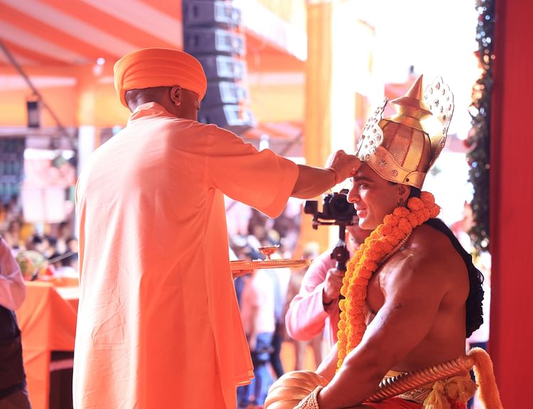 You are currently viewing Ayodhya Deepotsav: Lord Ram arrived by Pushpak Viman, CM pulled the chariot, performed aarti after applying tilak, photos