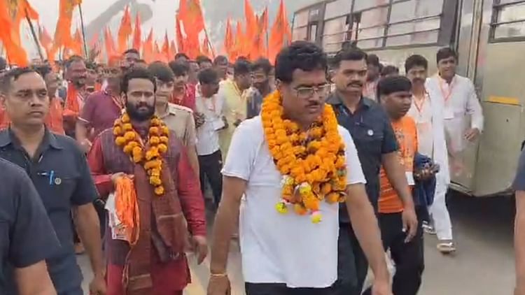 You are currently viewing Sp Mla Rakesh Pratap Singh Offers Prayer To Ramlala In Ayodhya. – Amar Ujala Hindi News Live