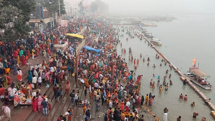 Read more about the article Devotees Take Bath In Sarayu River In Ayodhya. – Amar Ujala Hindi News Live